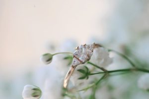 Read more about the article Sådan udvælger du den perfekte forlovelsesring til det store øjeblik